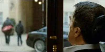 Philippe comprend que Driss doit retourner dans sa banlieue pour régler un grave problème familial. Quel est-il ?