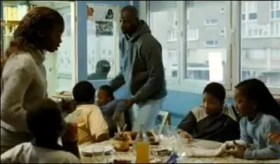 Le jeune africain de l'histoire vit dans une HLM de banlieue avec une ribambelle de frères et soeurs. Comment se fait-il appeler ?