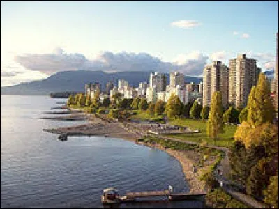 Qui chantait sur des souvenirs amers dans le port de Vancouver ?