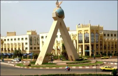 ''Les djembés et les dununs résonnent partout... Le dimanche à Bamako, c'est le jour de... ''