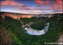 On peut admirer le cirque de la Madeleine dans les Gorges ...