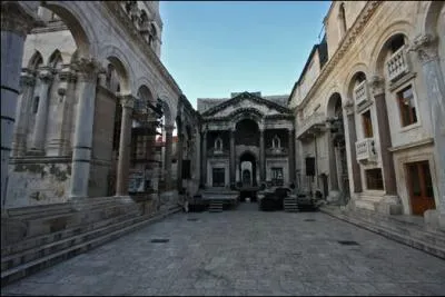 Dans quelle ville se trouve le palais de Diocltien ?