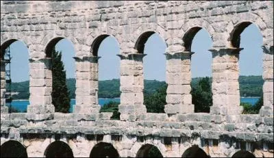 Dans quelle ville peut-on visiter un amphithtre romain construit au Ier sicle, sous le rgne de l'empereur Auguste ?