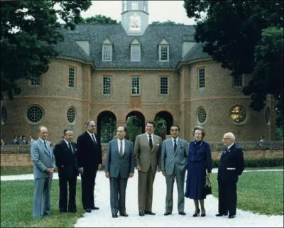 Runion du G7 en 1983 : on reconnait : Pierre Trudeau, Gaston Thorn, Helmut Kohl , le prsident franais, Reagan, Nakasone, Thatcher, Fanfani; qui est le franais ?