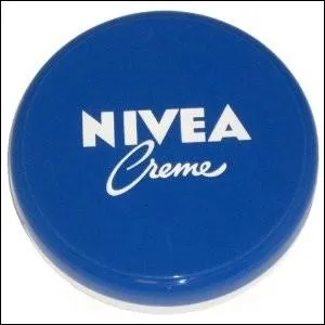 La clbre bote ronde de la crme Nivea n'a pas toujours t bleue. Quelle tait sa couleur  l'origine ?