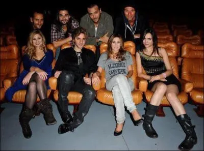 Sur cette photo, qui n'est pas dans la troupe des chanteurs ?