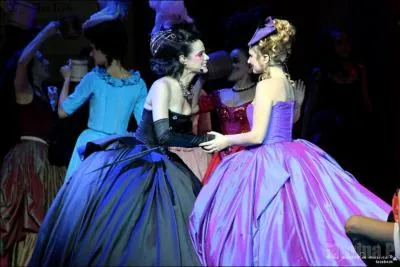 Comment s'appelle la dame  la robe violette ?