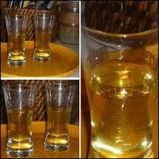 Une liqueur de gentiane de couleur jaune vert :