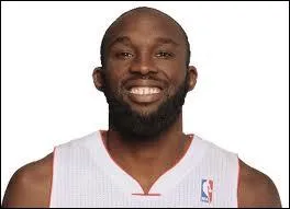 Qui est cet intrieur, bon rebondeur, ancien joueur des Raptors et des 76ers ?