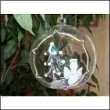 En 1958, un souffleur de verre du pays de Bitche en Moselle a eu l'idée de souffler des boules de verre pour décorer les sapins. Suite à quel incident ?