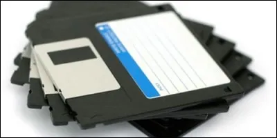 Quand on parle d'une disquette vierge, le verbe "initialiser" a le même sens que le verbe "formater".