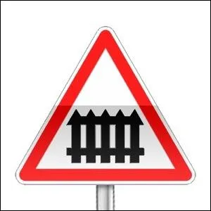 Ce panneau annonce un passage  niveau muni de barrires  fonctionnement automatique lors du passage des trains.