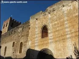 Que signifiait le mot tour dans les monastres et les couvents ?