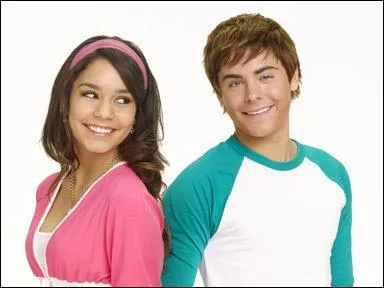 Avec qui Troy sort-il ?