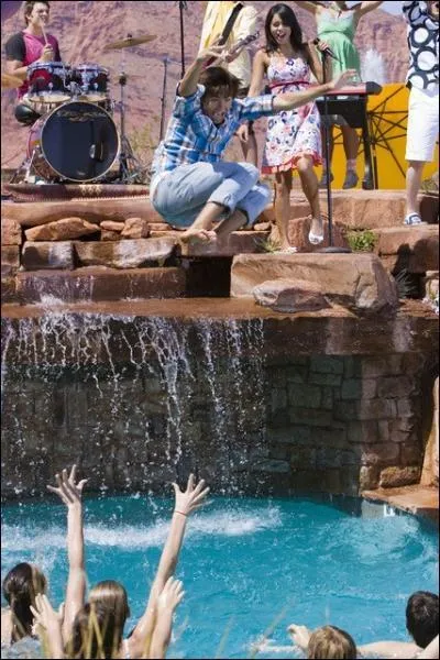 Quelle est la chanson que chante tout le groupe et où on peut apercevoir Troy qui saute dans une piscine dans "High School Musical 2" ?