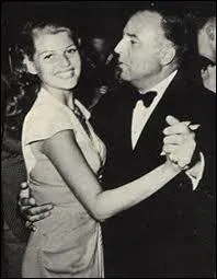 Comment s'appelle son mari, qui par la suite va la mtamorphoser (changement de look, dite, chirurgie pour creuser l'ovale de son visage et redessiner l'implantation de ses cheveux. . ) ?