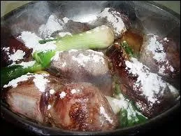 En cuisine, saupoudrer de farine des aliments (viande ... ) revenus dans un corps gras afin d'obtenir une sauce lie s'appelle