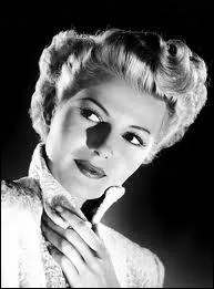 Pour son film 'La Dame de Shanghai', qu'Orson Welles 'offre' comme cadeau de rupture  Rita, que fait-il entour de seize photographes pour les besoins du film ?