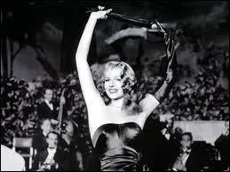 1946. Cette anne sort LE film phare de sa carrire. Ce film comporte une scne, devenue morceau d'anthologie o Rita vtue d'un fourreau noir retire ses long gants. Nom du film ?
