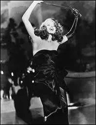 Quelle chanson chante-t-elle dans ce film lors de son 'strip-tease' ?