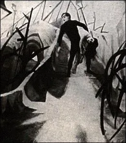 Sorti en 1919, 'Le Cabinet du Docteur Caligari' introduit pour la premire fois au cinma de nombreux lments d'un certain mouvement artistique. Lequel ?