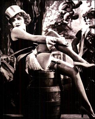 En 1930, 'L'Ange Bleu' fut le premier film parlant allemand et lança la carrière internationale de Marlene Dietrich. Quel rôle interprète-t-elle ?