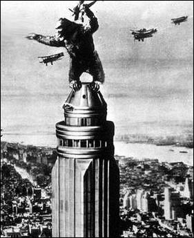 Dans le film 'King Kong' de 1933, sur quel bâtiment new-yorkais mythique le singe géant mène-t-il son dernier combat ?
