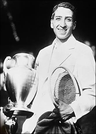 Joueur de tennis franais, n le 2 juillet 1904, un des 'Quatre Mousquetaires' vainqueurs de 1927  1932 de la Coupe Davis, qui a lanc ensuite avec succs sa marque de vtements de haute qualit.