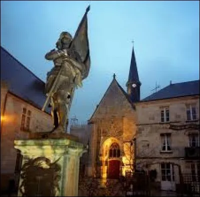 Les ''voix'' de Jeanne d'Arc lui indiquèrent où trouver son épée. Elle se trouvait dans l'église de...