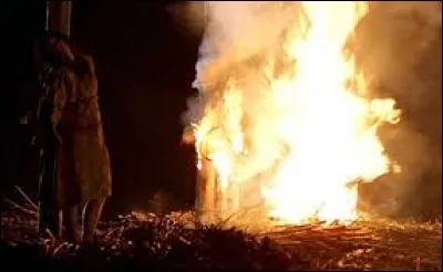 Reconnaissant ses ''erreurs'' , Jeanne d'Arc fut d'abord condamnée à la prison à perpétuité. Pourquoi fut-elle finalement brûlée vive ?