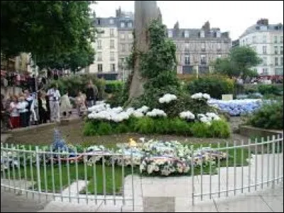 Les restes de son corps furent jetés dans la Seine. Quelle partie serait restée intacte (d'après des témoins) ?