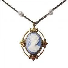 Comme les boucles d'oreilles plus haut, nous mettons en valeur le dcollet de :