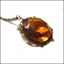 A qui est ce joli pendentif orange ?