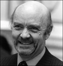 Ce franais scnariste et ralisateur a un sens du rythme parfait, et a ralis des comdies d'anthologie. Il est le ralisateur de Le sauvage, Cyrano, Les maris de l'An II, Le hussard sur le toit