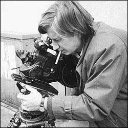 Ce finlandais a fait de petits mtiers car recal pour cynisme  l'cole de cinma. Cinphile, personnalit brillante, mais allume, il a ralis Leningrad cowboys, L'homme sans pass&ea