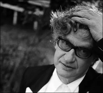 Cet allemand a fait mdecine et philo, est photographe aussi. Il faut voir Alice dans les villes, Les ailes du dsir, Paris Texas, Buena vista social club, L'angoise du gardien de but avant le pnalty