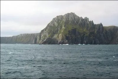 Considr comme le point le plus au Sud du continent amricain, le cap Horn fut longtemps le point de passage des routes maritimes entre l'Europe et l'Asie. Il est en territoire :