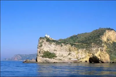 Le cap Misne est un cap italien en baie de Naples. Dans quelle mer s'avance-t-il ?