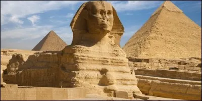 Quelle sculpture égyptienne monumentale a une tête humaine et un corps de lion ?