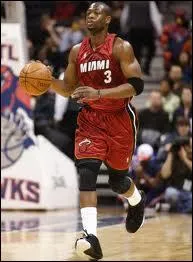 Qui est cet arrire, champion NBA avec le Miami Heat (2006), 7 fois All-Star (2005  2011) et 5me de la draft 2003, derrire LeBron James, Chris Bosh et Carmelo Anthony ?