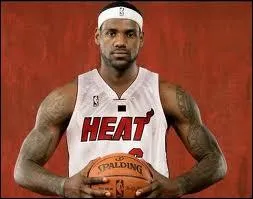 Qui est cet ailier, ancien joueur des Cavaliers, 7 fois All-Star (2005  2011), 2 fois MVP de la saison rgulire (2009 et 2010) ?