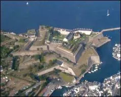 Quel ingénieur et architecte militaire a doté la France d'un réseau de citadelles et de places fortes inexpugnables ?