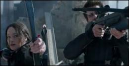 Sur quels engins, Katniss et Gale tirent-ils avec un arc et une arbalète munis de flèches explosives ?