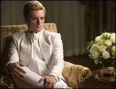 Au cours d'une mission tlvise, Peeta exhorte la Rbellion  cesser le combat et  se rendre. Son discours laisse penser qu'il a volontairement rejoint le Capitole. Est-ce la ralit ?