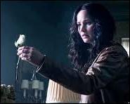 Que symbolise la rose blanche que Katniss tient dans sa main ?