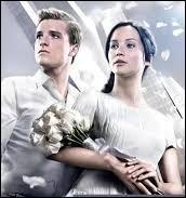 Peeta est également ramené du Capitole à la grande joie de Katniss. Mais il a une réaction inattendue. Que fait-il lorsqu'il la voit ?