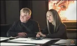 La prsidente et le haut-juge Plutarch Heavensbee demandent  Katniss de devenir la porte-parole de la Rbellion. Qu'accepte-t-elle de faire sous certaines conditions ?