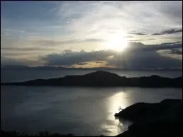 Qui chantait 'c'est comme un soleil dans le gris du ciel' ?