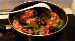 Quelle viande les Tournaisiens mettent à mariner une nuit dans du vin aromatisé avec du thym, des oignons et des carottes avant la cuisson ?