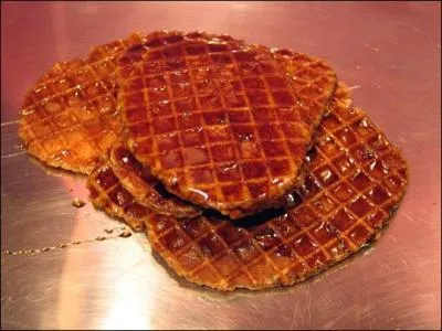 Le Lacquemant est une spcialit ligeoise : il s'agit d'une gaufrette, coupe en deux dans son paisseur, fourre et nappe gnreusement de